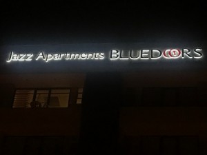 Aviso en acrílico,  luminoso para edificio