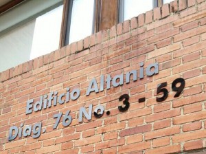 aviso en acrílico para fachadas relieve 