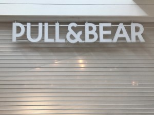 letras en acrílico en local comercial